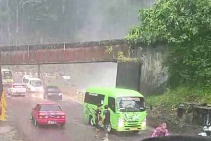 Kendaraan sudah dapat melalui kawasan air terjun di Lembah Anai Kabupaten Tanah Datar (Istimewa)