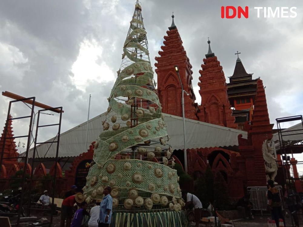 Inilah Pohon Natal 11 Meter dari Rotan di Gereja Katedral Denpasar