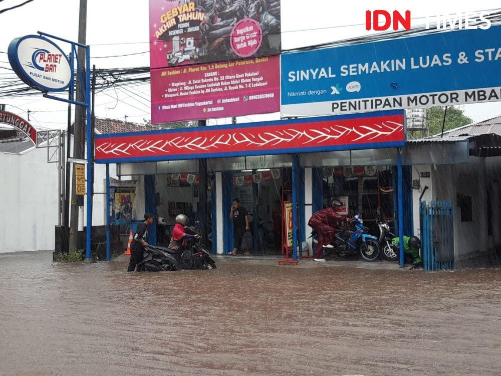[BREAKING] Hujan Deras, Pertigaan Janti Terendam Banjir