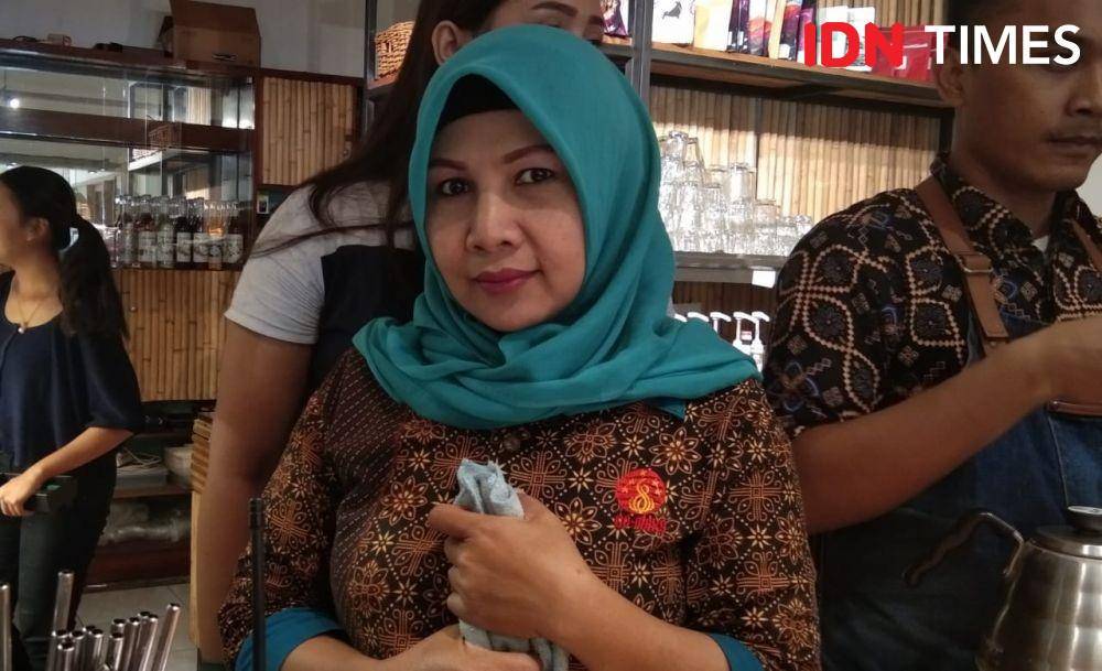 Daryanti, helper kafe. IDN Times/Dian Arthasalina