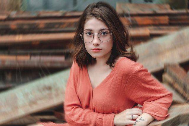 ilustrasi perempuan mengenakan blus (pexels.com/Marcello)