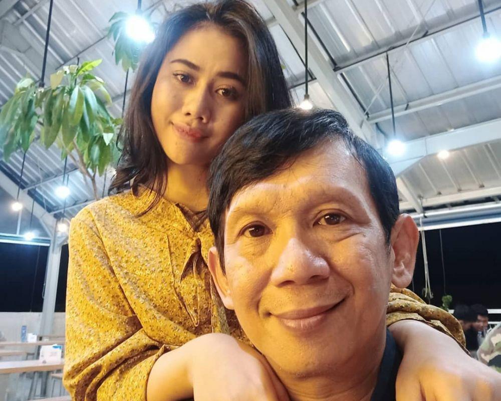 Beda Usia 32 Tahun, 10 Potret Mesra Ginanjar dan Calon Istrinya