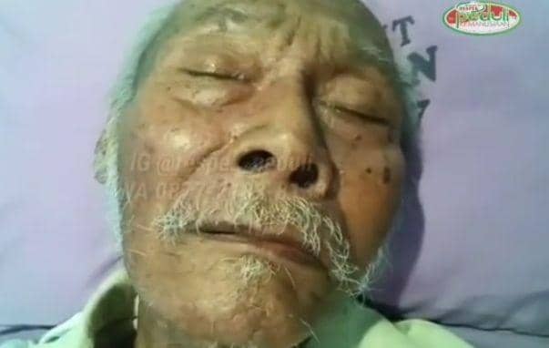 Opung Panggabean telantar di halte (Instagram/@respek_peduli)