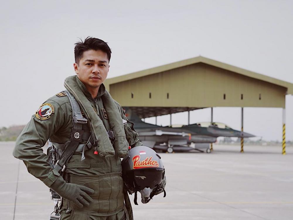 Film Terbaru, 11 Potret Gagah Deva Mahenra Jadi Prajurit TNI AU