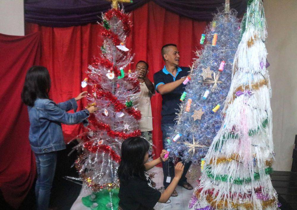 Beberapa pohon Natal yang dihasilkan oleh jemaat GKJW Kedungkandang. IDN Times/ Alfi Ramadana