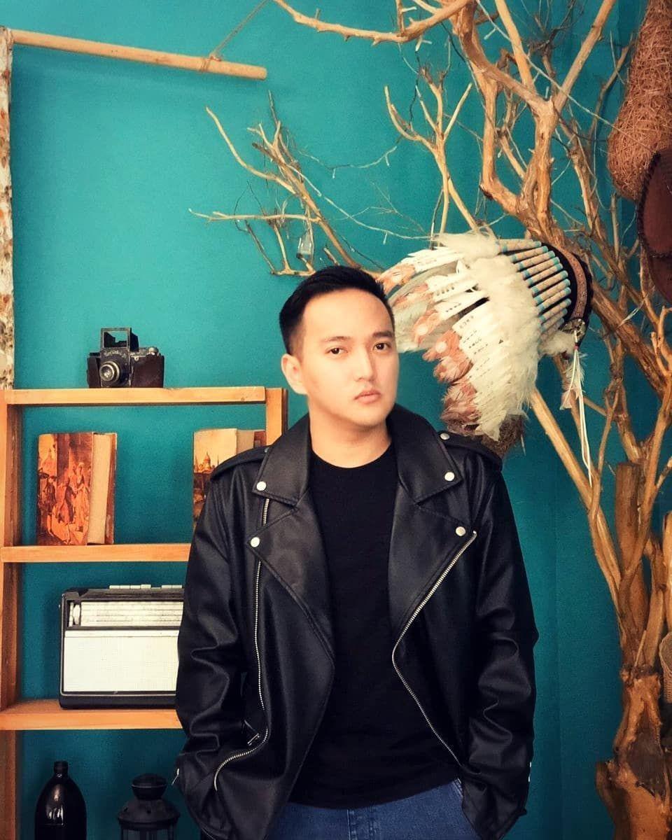 Gak Lagi Jadi Penyanyi, Ini 10 Potret Dicky AFI yang Bikin Pangling