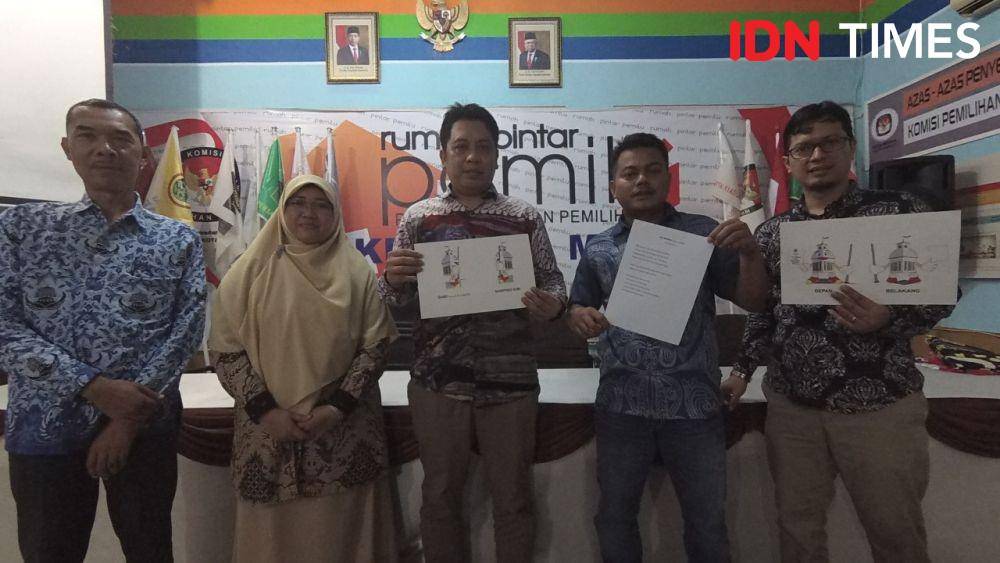 Komisioner KPU Medan memamerkan desain maskot dan jingle Pilkada 2020 (IDN Times/Yurika Febrianti)