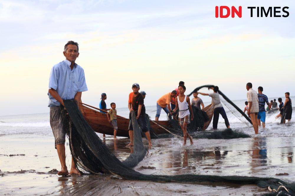 Nelayan pulang melaut di Pantai Ujong Blang, Lhokseumawe, Aceh beberapa waktu lalu (IDN Times/Arifin Al Alamudi)