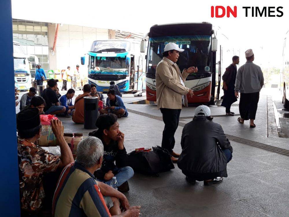 Suasana di Terminal Terpadu Pulogebang Jelang Libur Natal dan Tahun Baru (IDN Times/Fitang Budhi Adhitia)