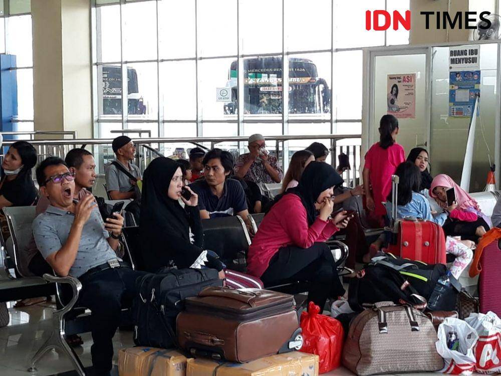 Suasana di Terminal Terpadu Pulogebang Jelang Libur Natal dan Tahun Baru (IDN Times/Fitang Budhi Adhitia)