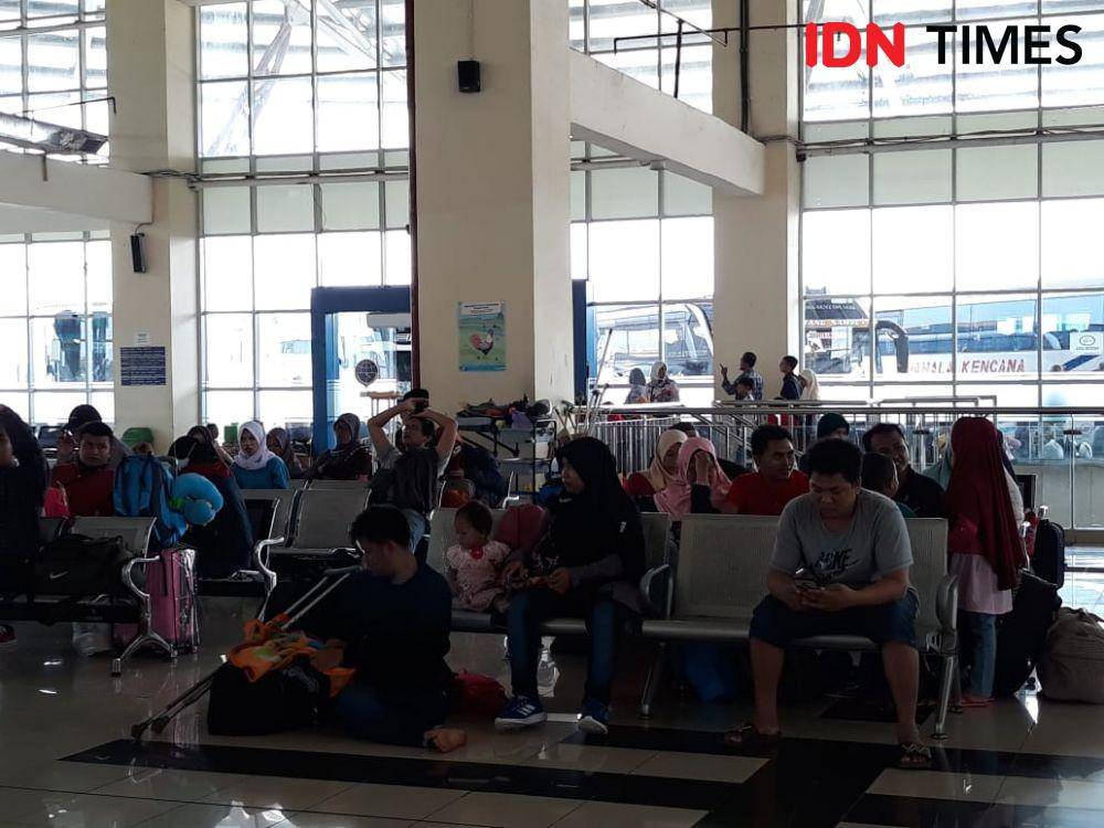 Suasana di Terminal Terpadu Pulogebang Jelang Libur Natal dan Tahun Baru (IDN Times/Fitang Budhi Adhitia)