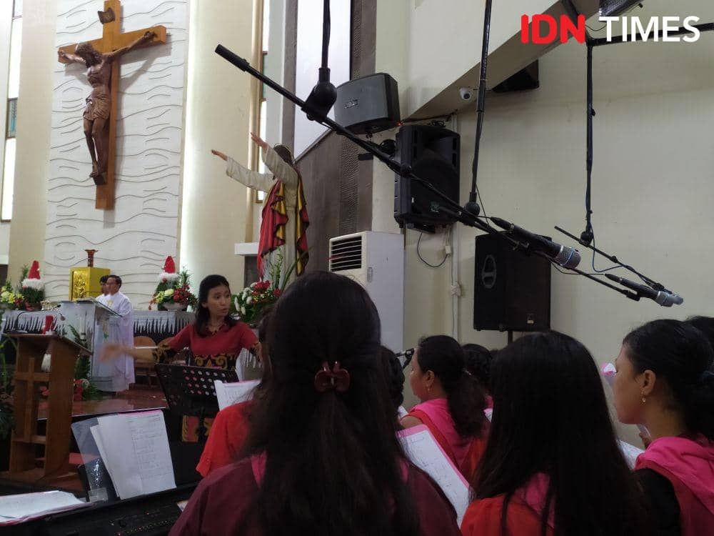 Para penyanyi paduan suara saat melantunkan lagu menyambut Natal. IDN Times/Fariz Fardianto
