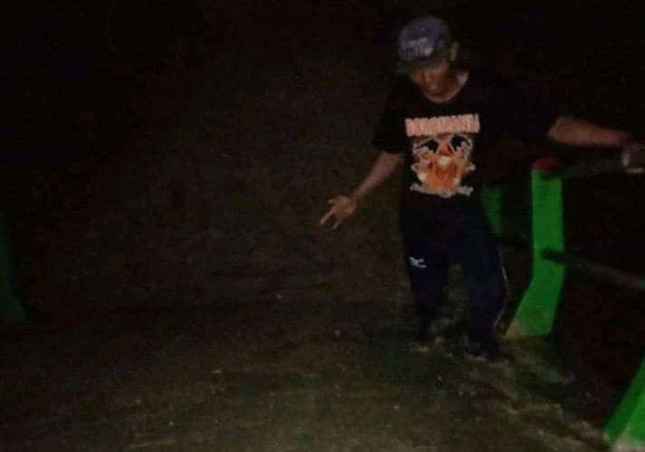 Seorang warga melintasi jembatan yang putus diterjang banjir bandang di Kabupaten Bojonegoro. IDN Times/Istimewa