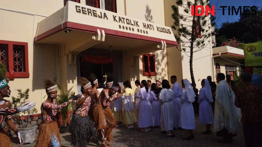 Umat Katolik di Banda Aceh menggelar Misa Natal di Gereja Katolik Hati Kudus (IDN Times/Saifullah)