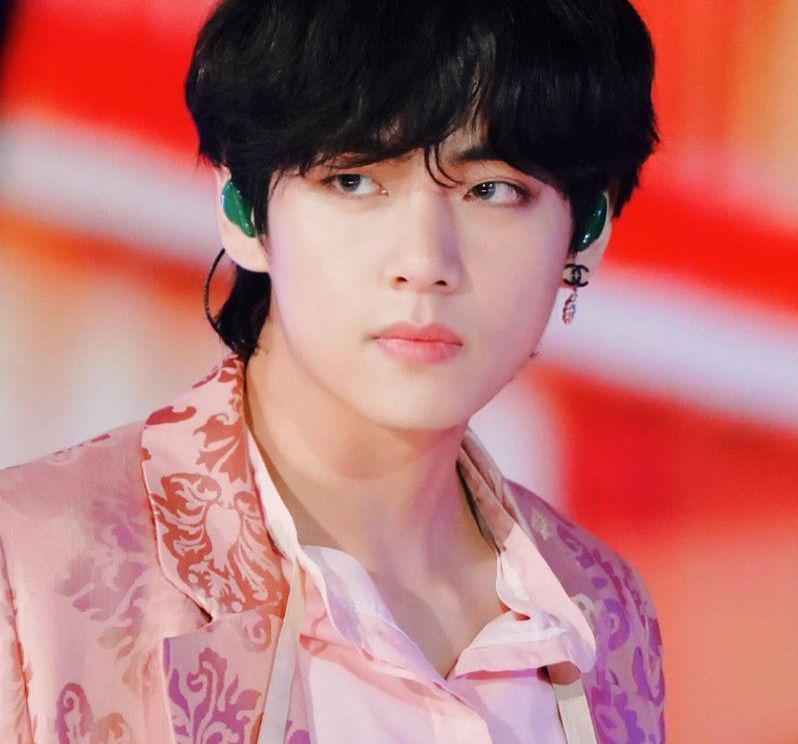 10 Pesona Keren V BTS dengan Rambut Keriting di SBS Gayo Daejeon 2019