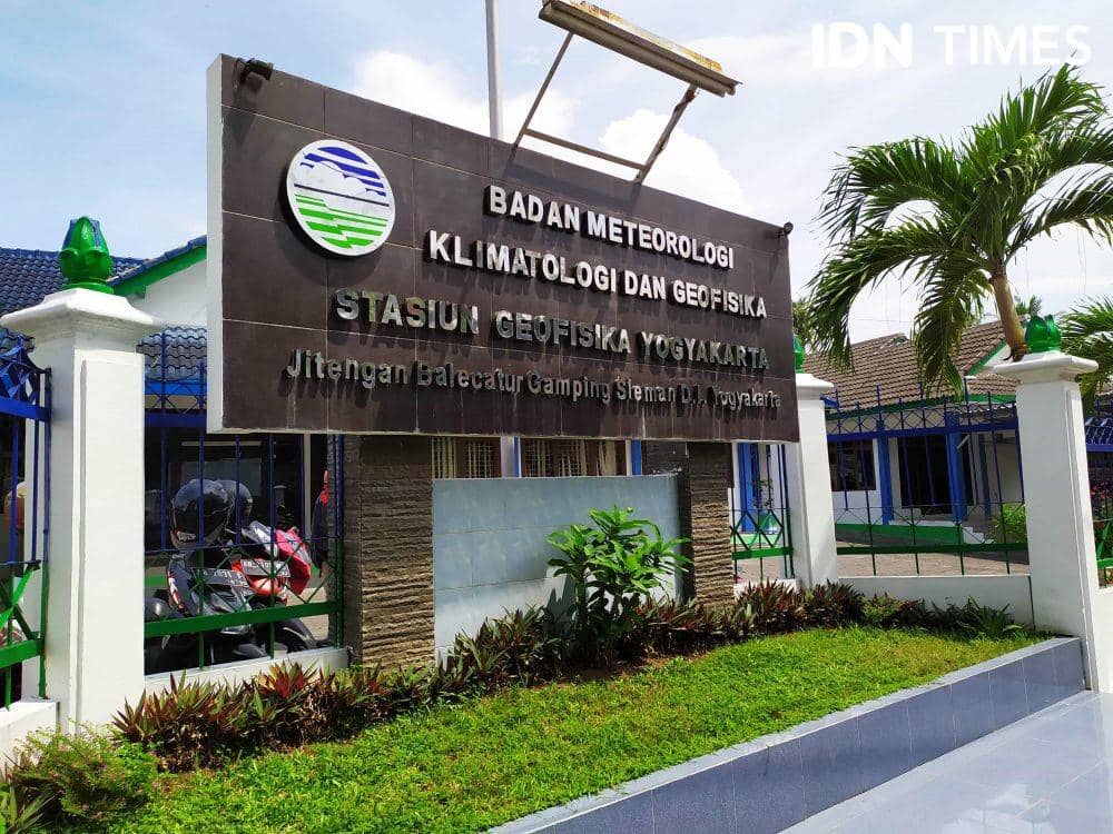 Pengamatan Gerhana Bulan di Stasiun Geofisika Yogyakarta. (IDN Times/Siti Umaiyah)