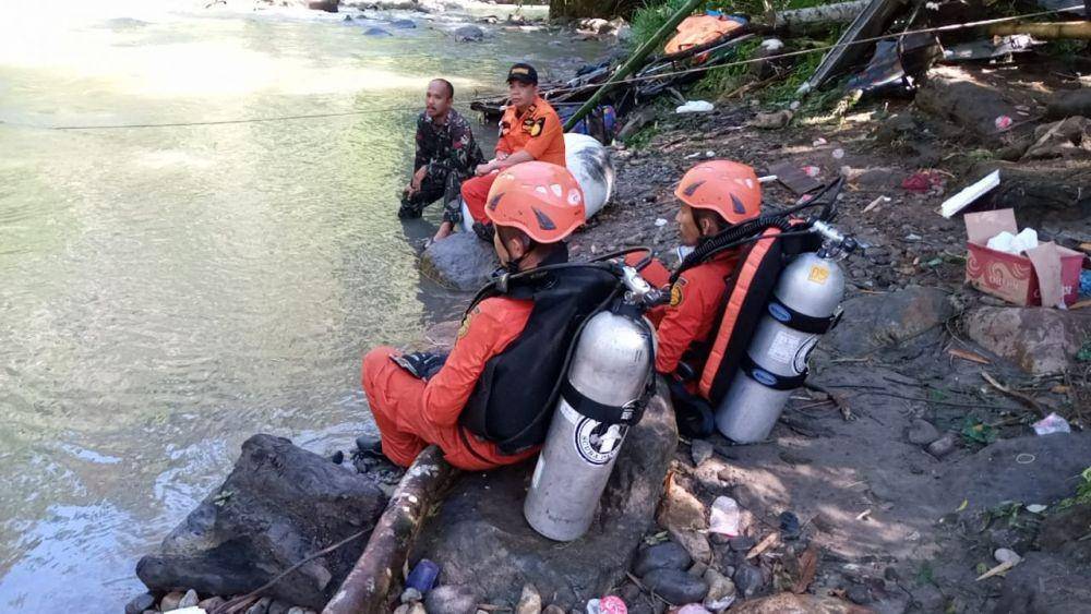 Libatkan tim penyelam cari korban yang tenggelam (IDN Times/Istimewa)