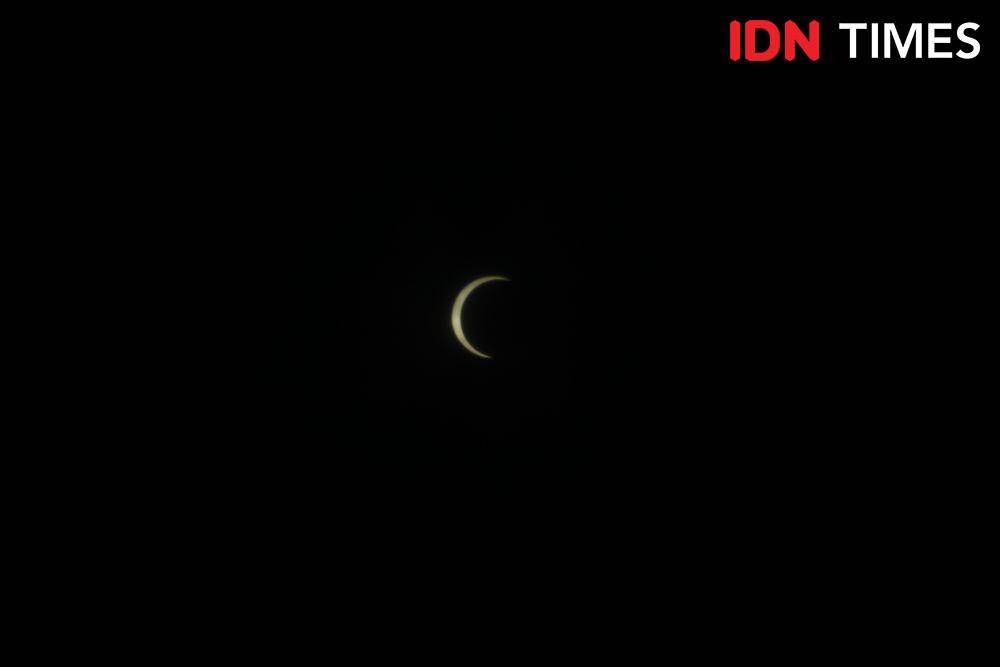 Gerhana matahari terpantau di Kota Medan (IDN Times/Prayugo Utomo)