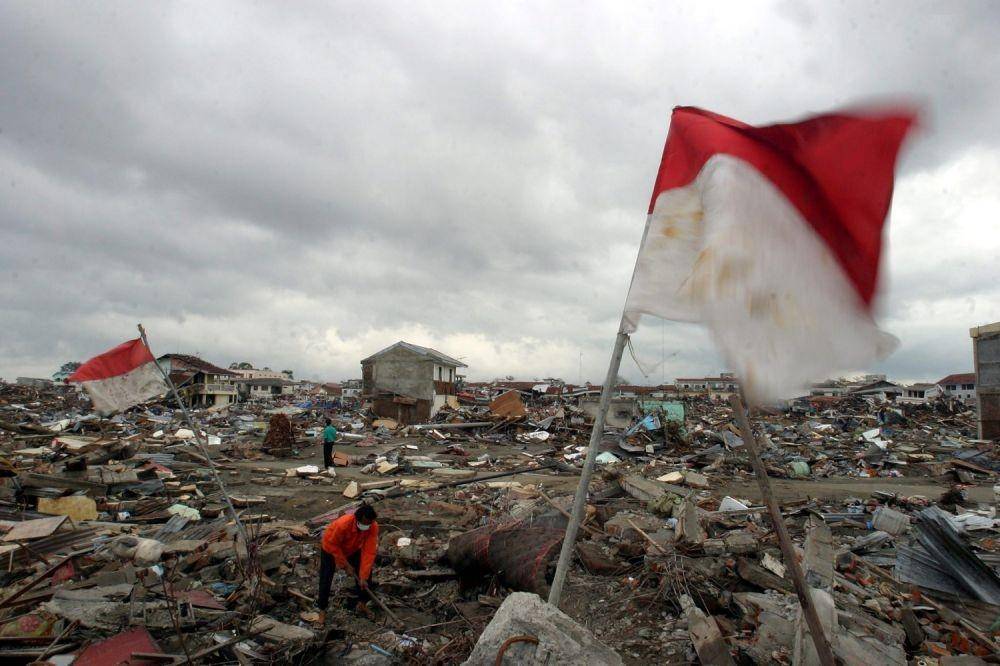 (Ilustrasi sisa puing usai dilanda gelombang tsunami di Aceh tahun 2004) EPA/Mast Irham