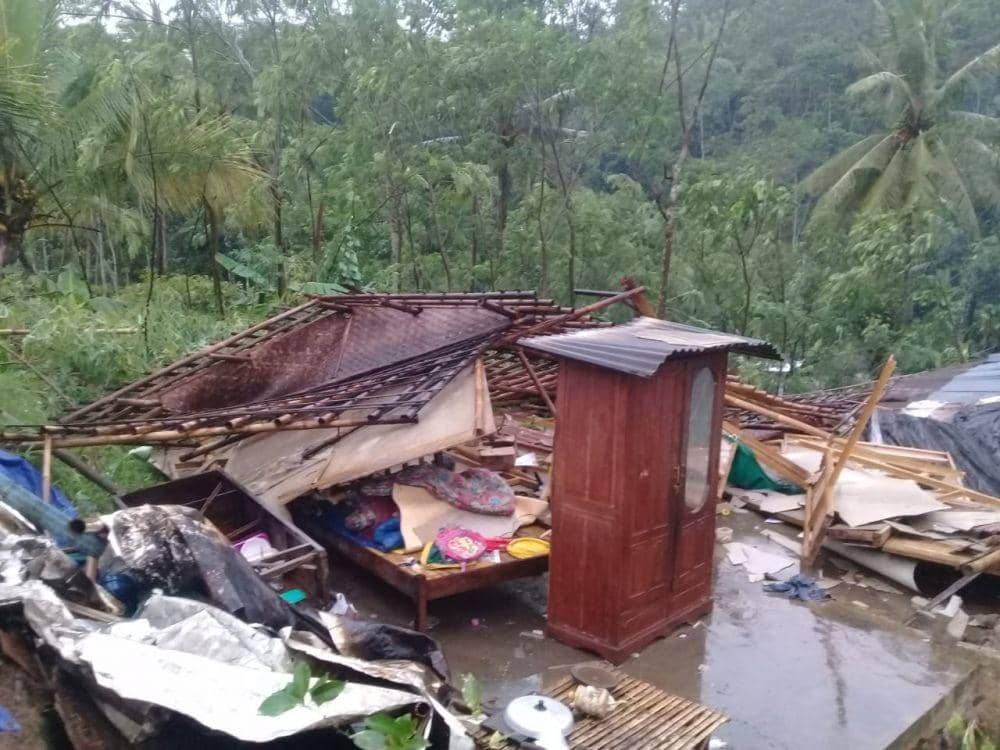 Kodisi sebuah rumah yang rata dengan tanah setelah diterjang angin kencang.(doc.istimewa)