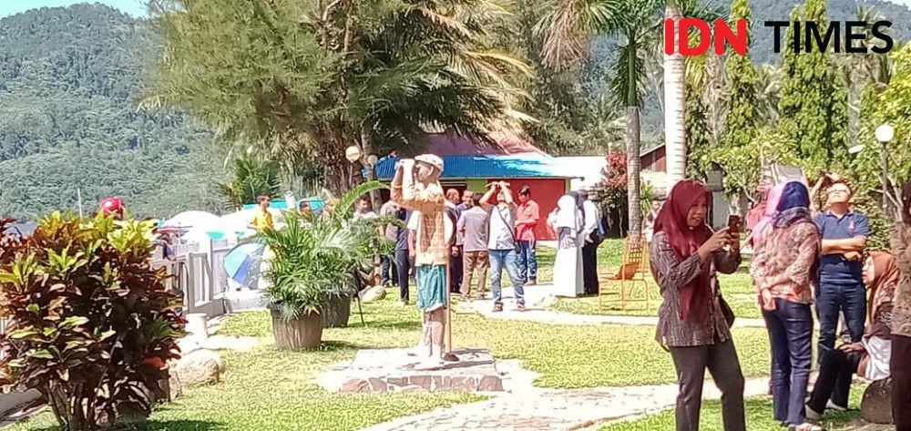 Bule di Pantai Pandan, Tapteng juga gak mau ketinggalan nonton gerhana (IDN TImes/Hendra Simanjuntak)