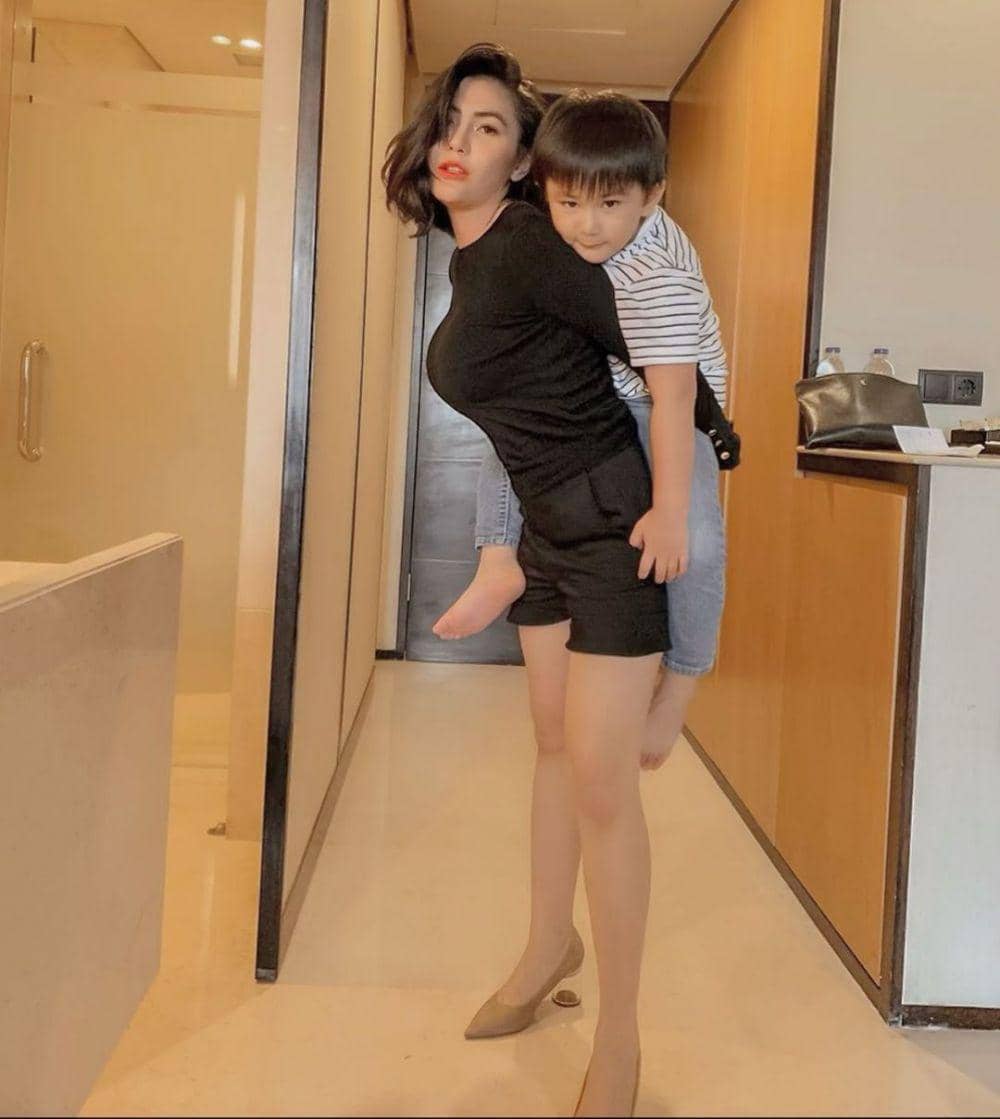 instagram.com/angelalee