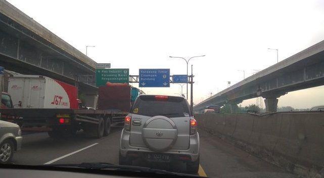 Arus Mudik di Tol Japek Tujuan Cikampek Tersendat Akibat Kecelakaan
