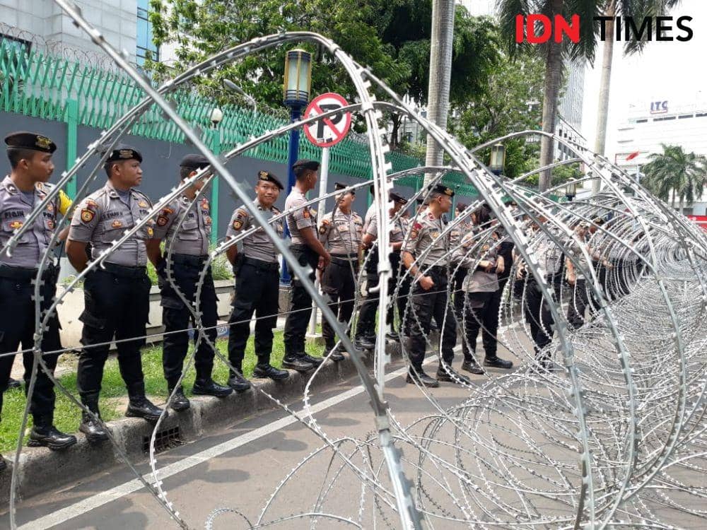 Kedutaan Tiongkok Dijaga Ketat Aparat Kepolisian dengan Kawat Berduri (IDN Times/Fitang Budhi Adhitia)