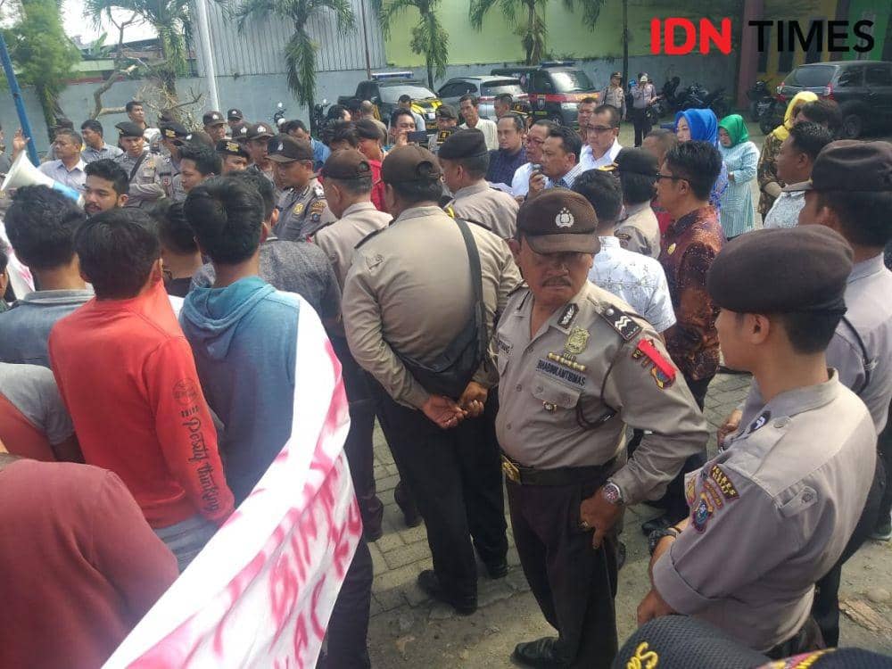 Mahasiswa demo melakukan aksi protes di kantor sementara DPRD Binjai (IDN Times/Bambang Suhandoko)