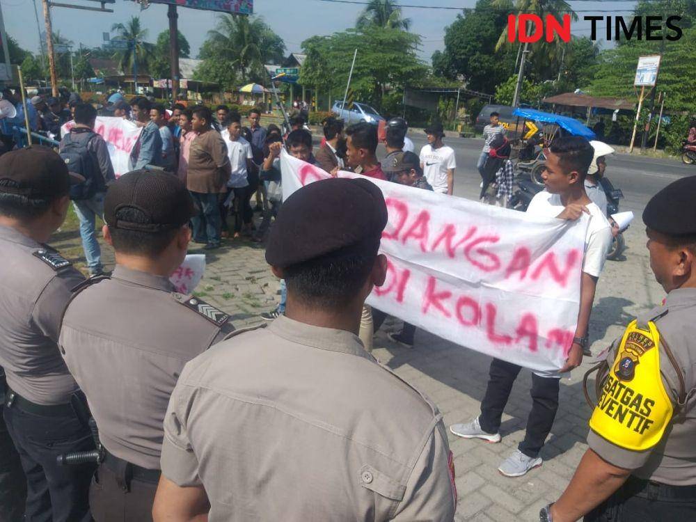 Mahasiswa demo terbengkalainya pembangunan Kantor DPRD Binjai (IDN Times/Bambang Suhandoko)