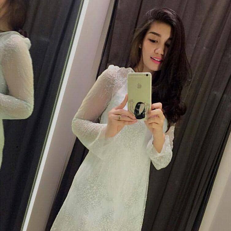 Instagram.com/ izzathiauranabilla