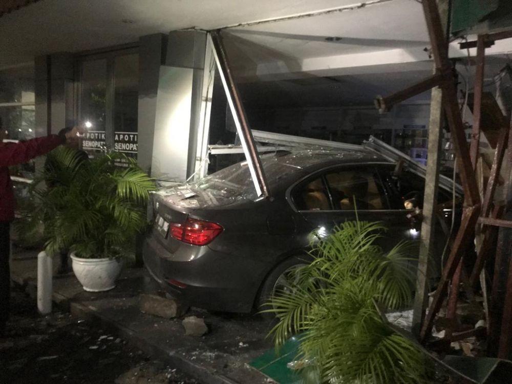 "Diseruduk" oleh BMW, Ini Kali Kedua Apotek Senopati Ditabrak Mobil