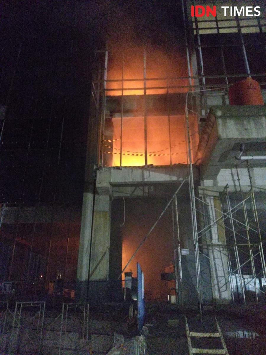 Diduga Korsleting Listrik, Kebakaran Hanguskan 5 Lantai Hotel Tentrem