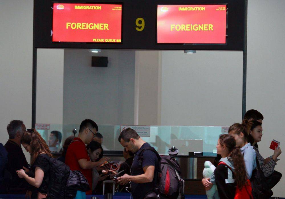(Penumpang warga negara asing (WNA) mengantre untuk melakukan pemeriksaan paspor di Tempat Pemeriksaan Imigrasi (TPI) Kantor Imigrasi Kelas 1 Khusus Bandara Soetta di Terminal 3 Bandara Soekarno Hatta, Tangerang, Banten) ANTARA FOTO/Muhammad Iqbal