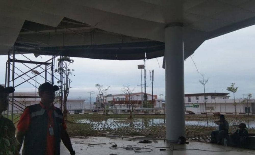 Belum Genap Sebulan Diresmikan, Plafon Bandara Syamsudin Noor Ambrol