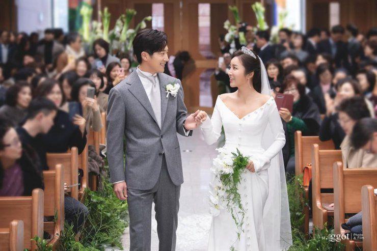 Resmi Menikah, 10 Potret Bahagia Lee Bo Mi & Lee Wan Adik Kim Tae Hee