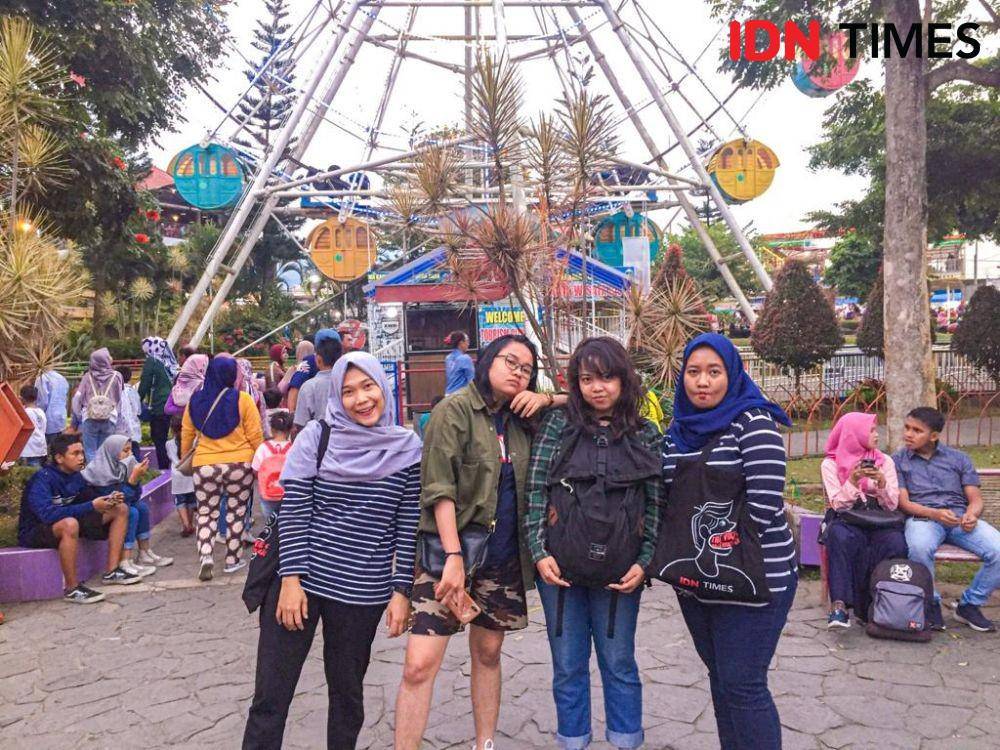 Suasana mengantre wahana di Alun-alun Batu (IDN Times/Fina Wahibatunnisa)