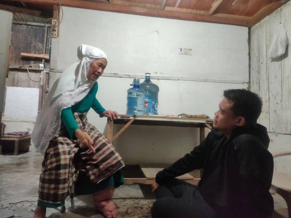 Nenek Khadijah Penderita Kaki Gajah Terharu Dikunjungi Bobby Nasution