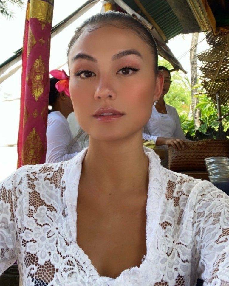 9 Potret Liburan Agnez Mo di Bali, Ada yang Pakai Kebaya Putih