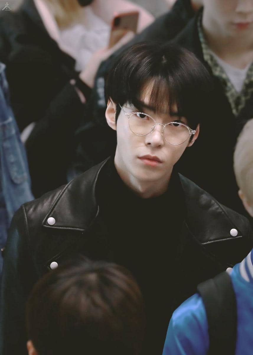Buat Ambyar, 11 Potret Menawan Doyoung NCT dengan Black Hair