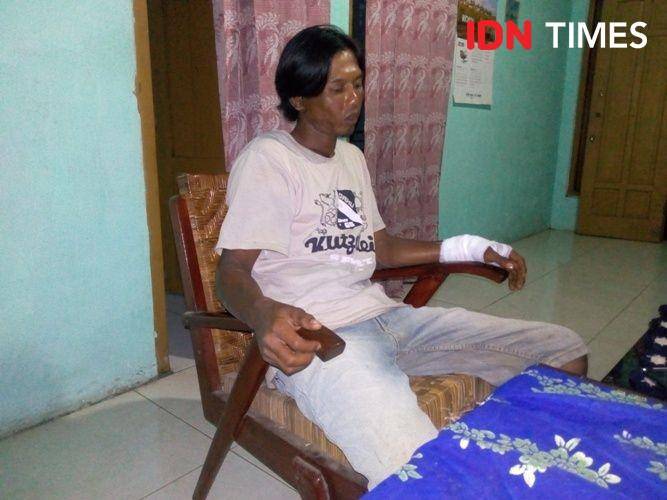 Lujeng Perwono (37) mengalami luka hingga harus dijahit 26 jahitan setelah digigit anak buaya muara yang berusaha ia tangkap di tepi Sungai Tunggal Desa Selabaya, Kecamatan Kalimanah, Purbalingga, Senin (30/12). IDN Times/Rudal Afgani