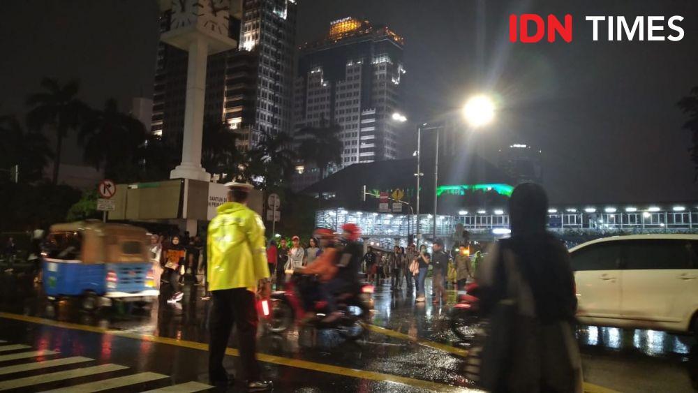 Demi Nikmati Tahun Baru di HI, Warga Tak Peduli Jalan Licin dan Becek