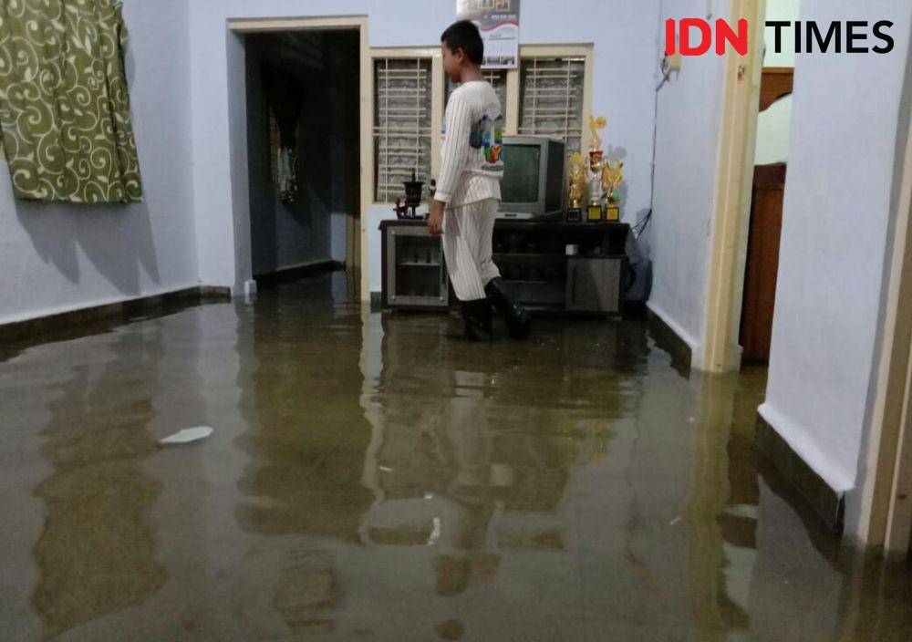 Hujan deras disertai angin kencang selama hampir 30 menit menyebabkan sebagian besar wilayah Kota Tegal dikepung banjir, Selasa (31/12) petang. IDN Times/ Muchammad Haikal