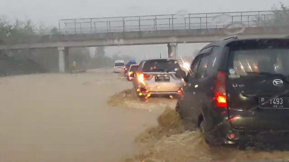 Proyek KCIC Jadi Biang Kerok Banjir di Tol Jakarta-Cikampek