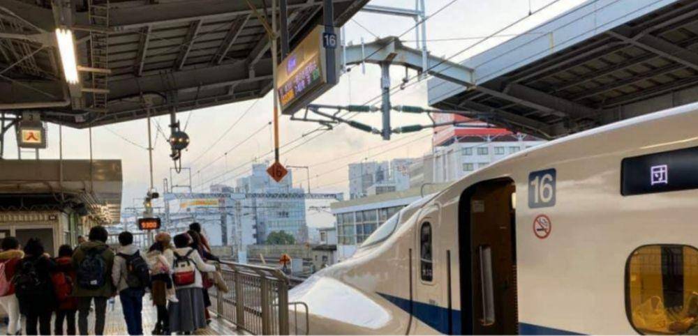 Turis yang berfoto dekat kereta Shinkansen (FB Kucing Putih)