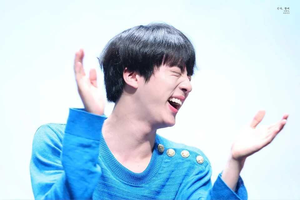 Selalu Tampil Cool, 8 Idol Ini Ternyata Punya Kebiasaan Mudah Tertawa