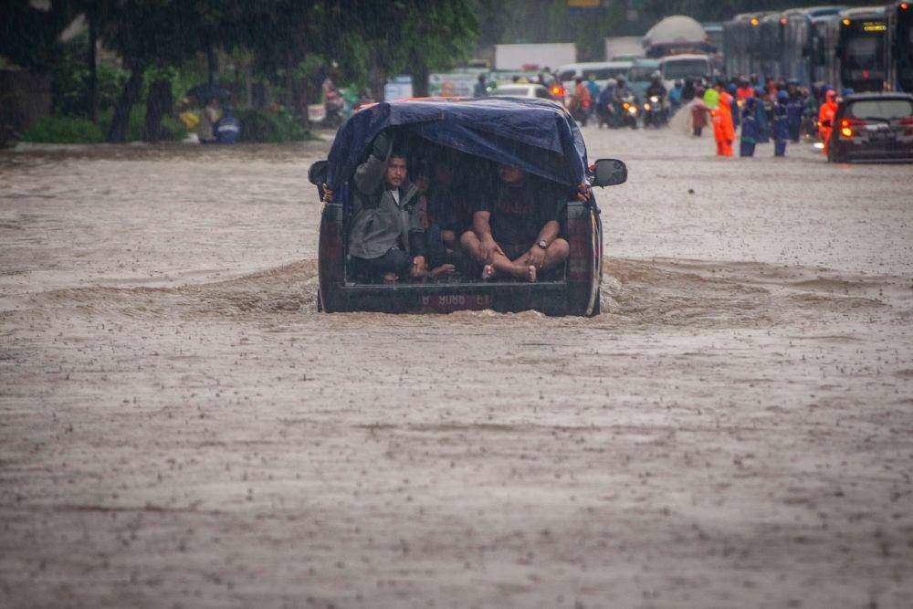 (Banjir di Cawang) ANTARAFOTO/Aprilio Akbar