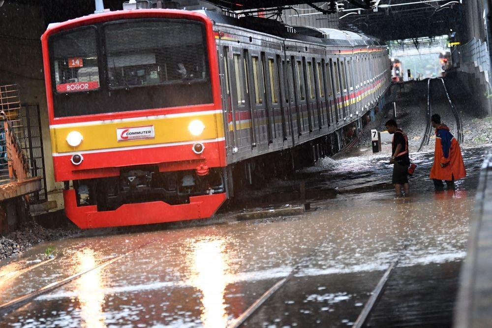 Jakarta Banjir, KRL Bogor-Angke dan Jatinegara Hanya Sampai Manggarai