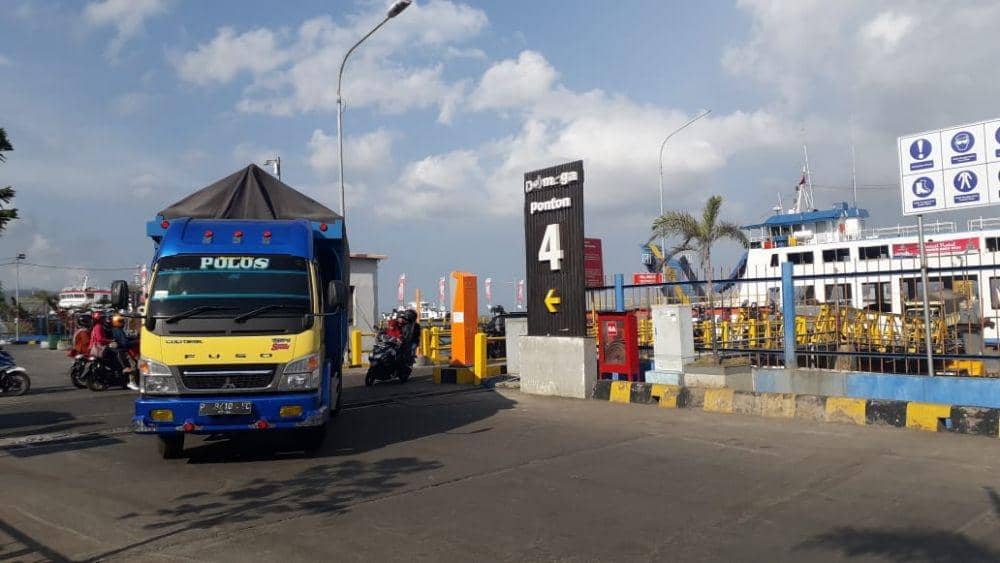 Sejumlah kendaraan memasuki dermaga Pelabuhan ASDP Ketapang Gilimanuk. IDN Times/Mohamad Ulil Albab