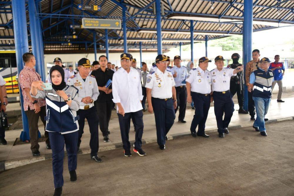 Hari Pertama di 2020, Menhub Datangi Terminal Harjamukti Cirebon